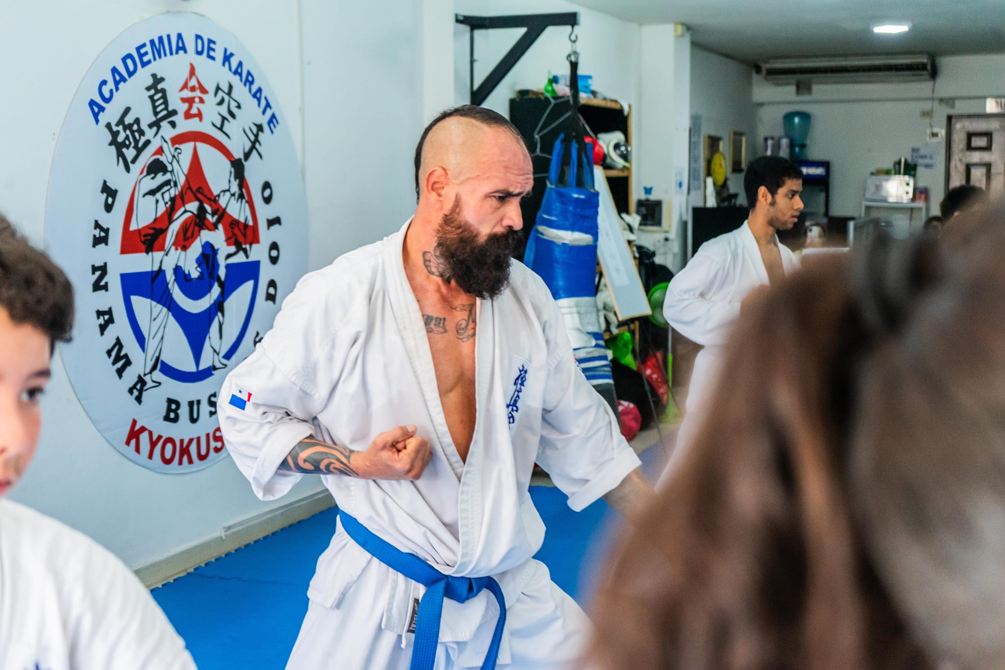 Alumnos del Kaizen Dojo entrenando en el tatami