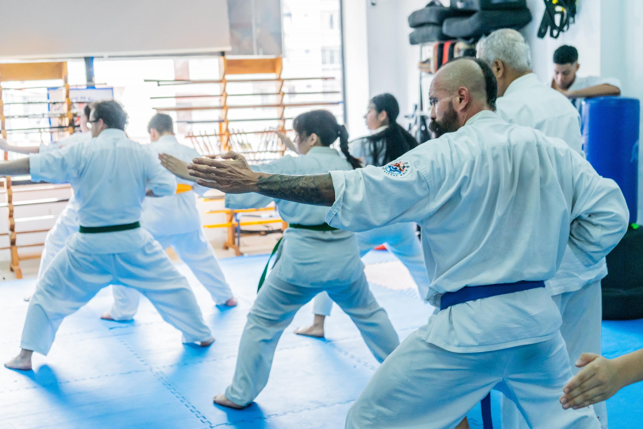 Clase de karate Kyokushin con alumnos de todos los niveles