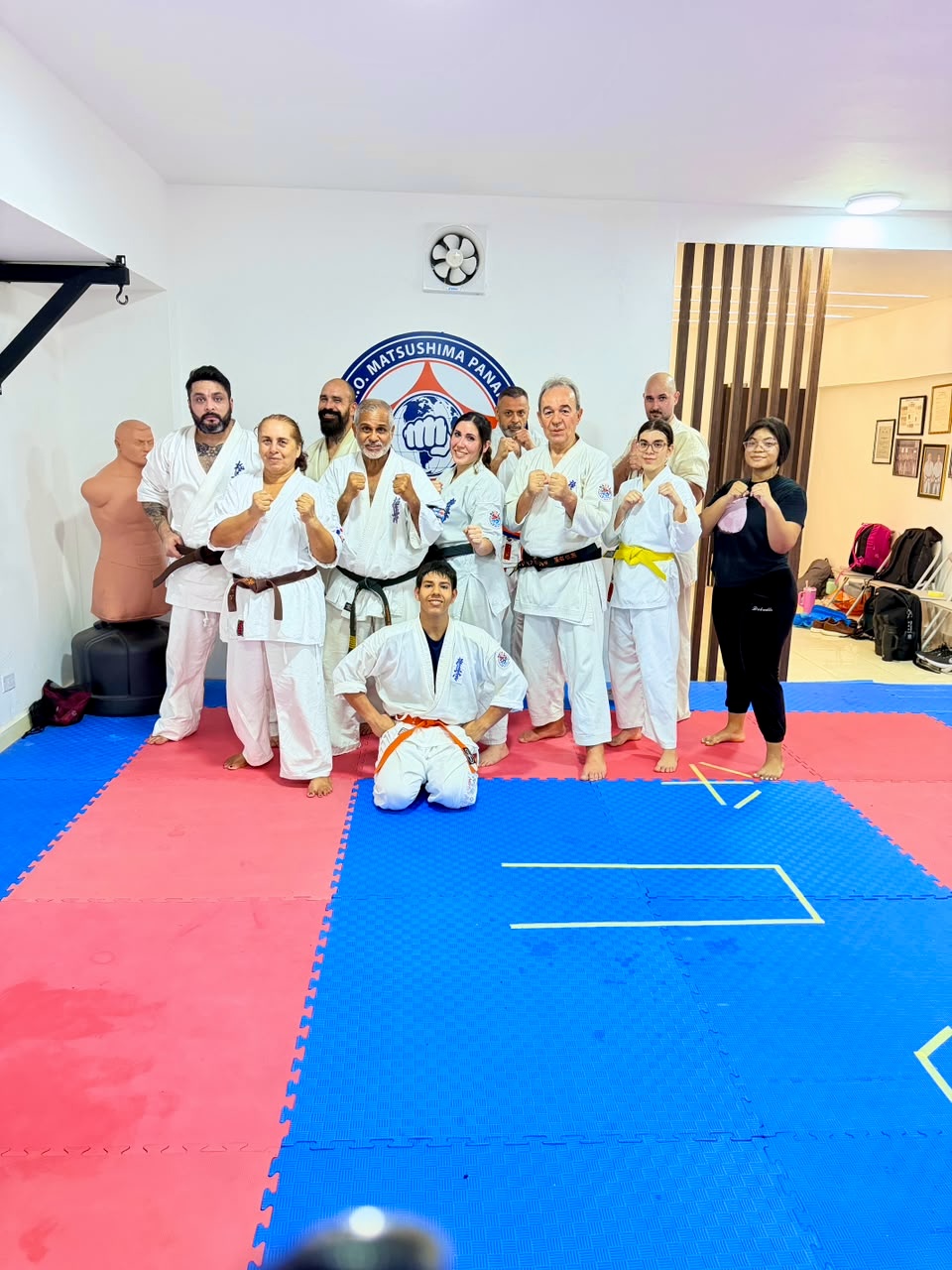La comunidad del Kaizen Dojo reunida en nuestra sede de Vía España, frente al emblema de I.K.O. Matsushima Panamá