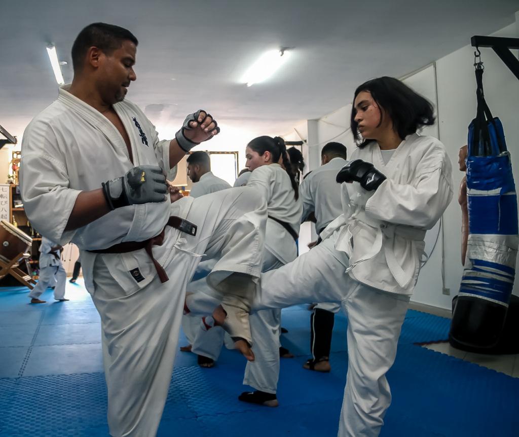 Alumnos del Kaizen Dojo entrenando kumite con protectores en el tatami